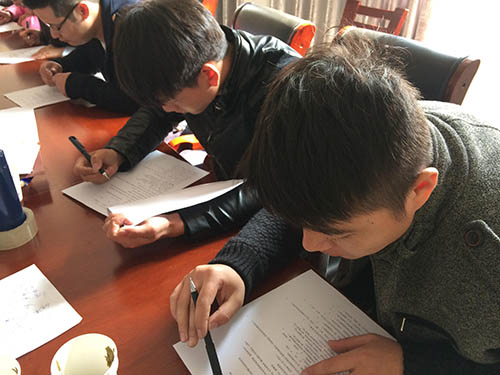 學員們培訓考試中